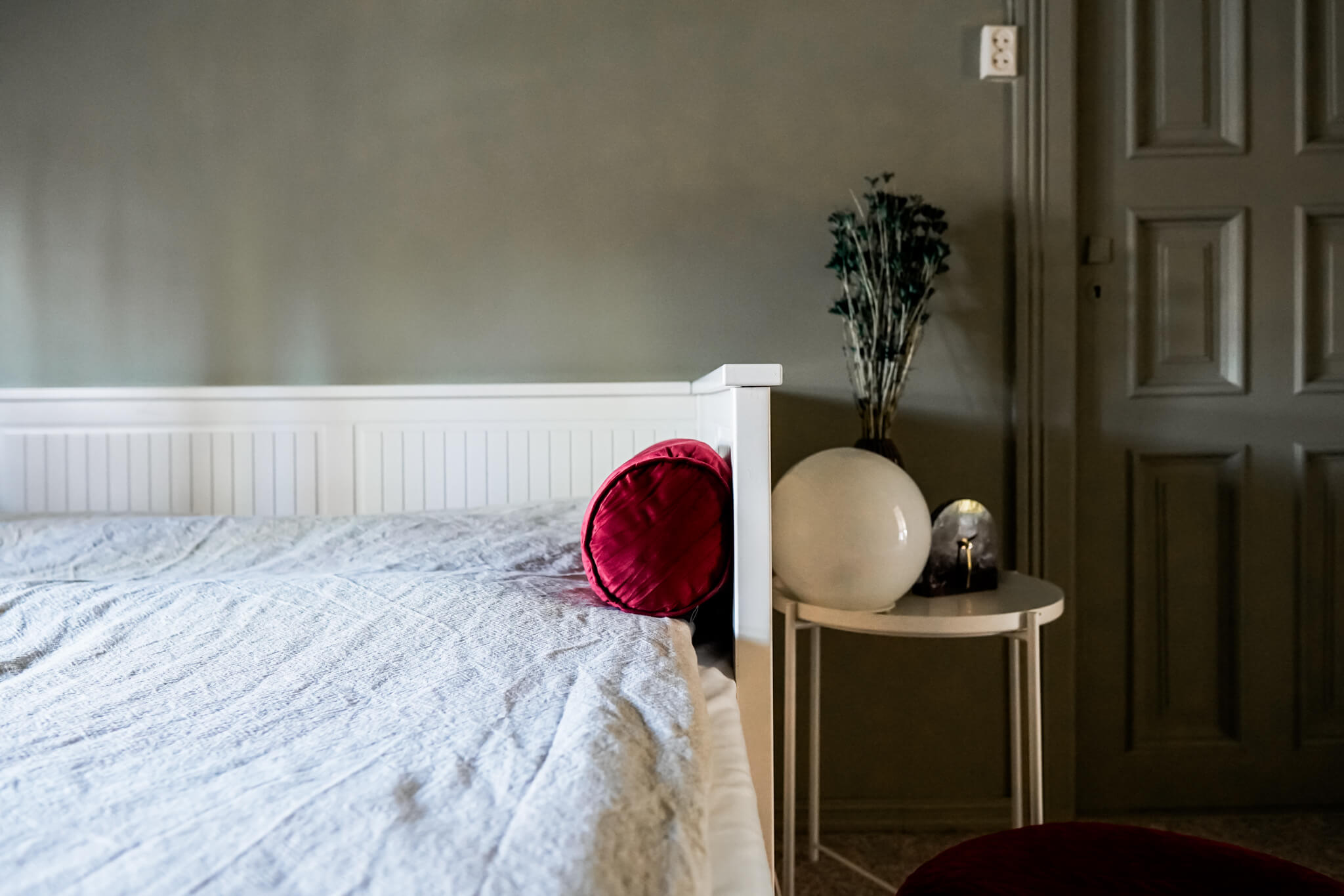 minimalist-bedroom-in-scandinavian-style
